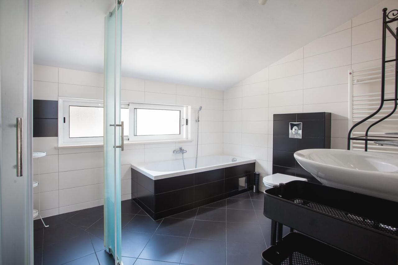 Apartments Leut 80M From The Sea Podgora Room photo
