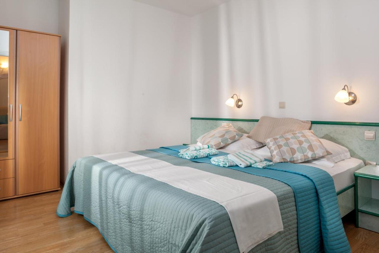 Apartments Leut 80M From The Sea Podgora Room photo