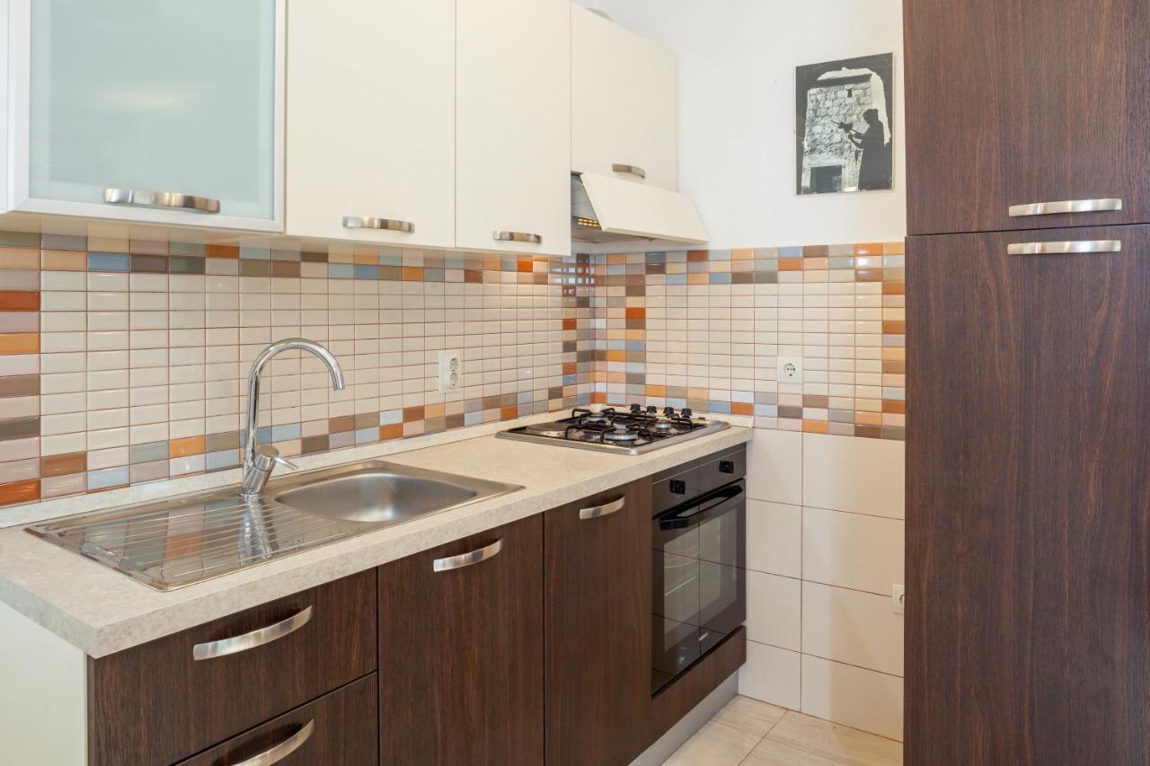 Apartments Leut 80M From The Sea Podgora Room photo
