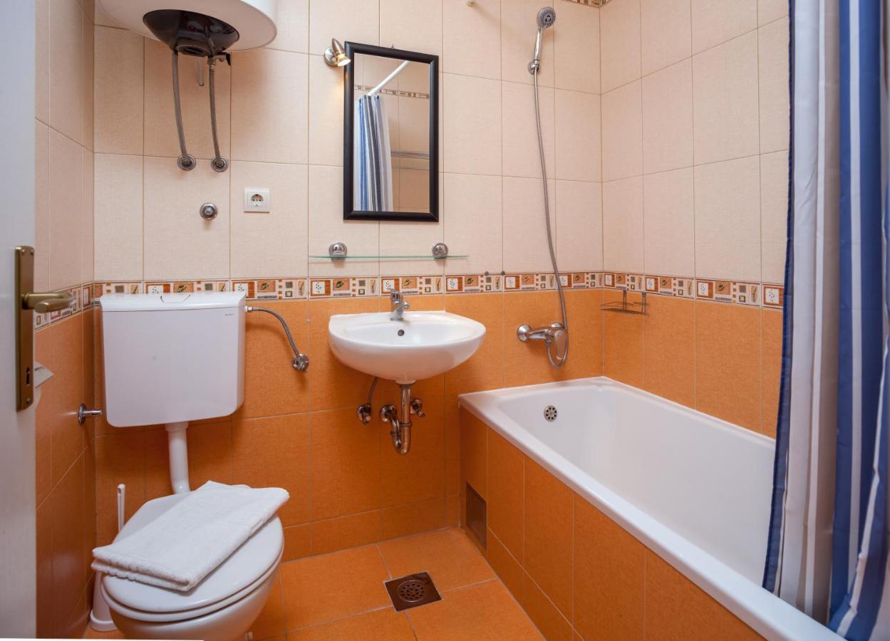 Apartments Leut 80M From The Sea Podgora Room photo