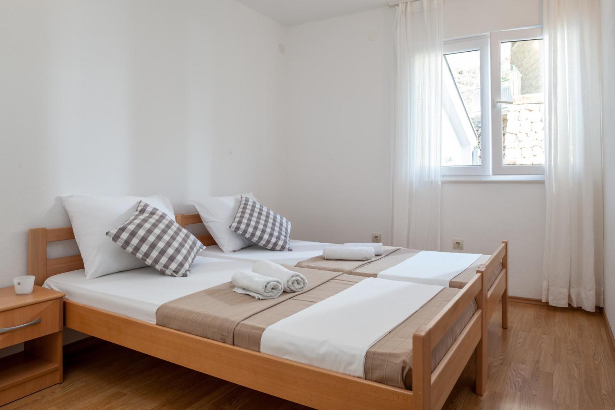Apartments Leut 80M From The Sea Podgora Room photo