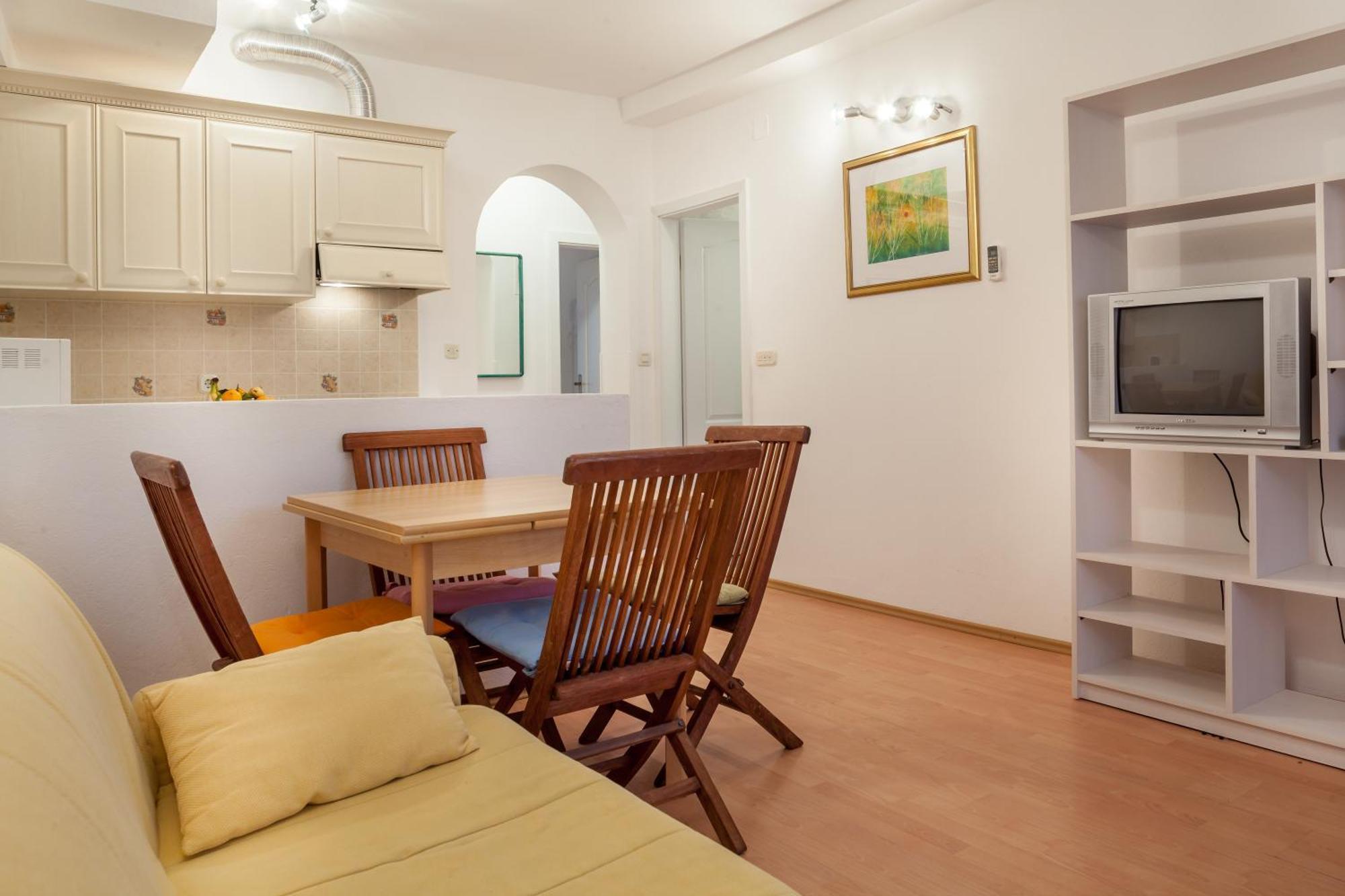 Apartments Leut 80M From The Sea Podgora Room photo