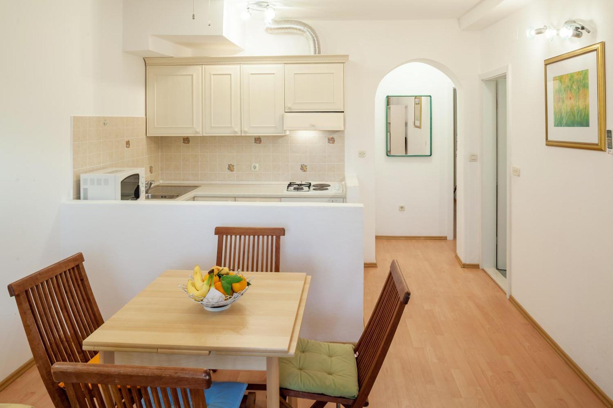 Apartments Leut 80M From The Sea Podgora Room photo