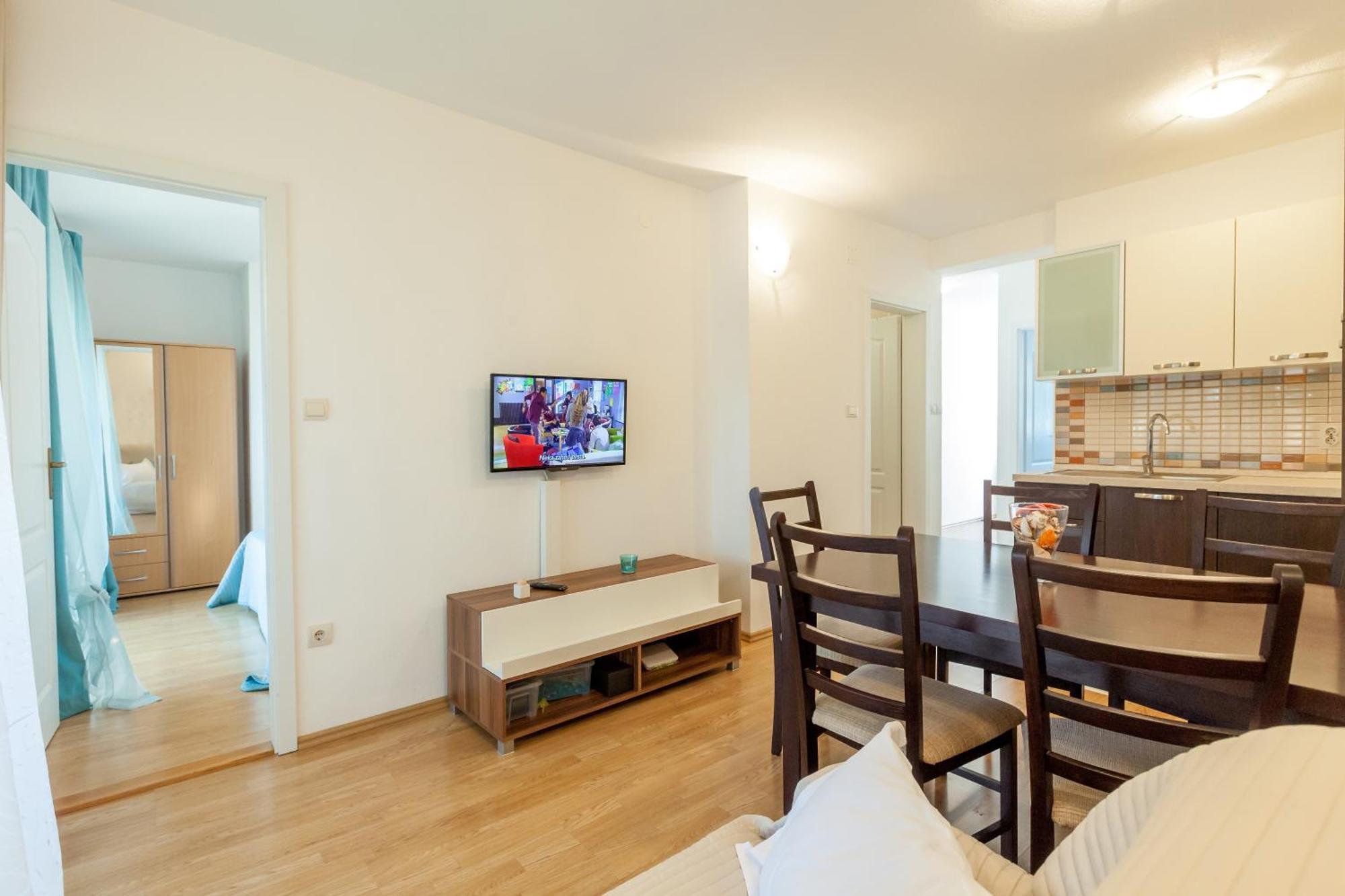 Apartments Leut 80M From The Sea Podgora Room photo