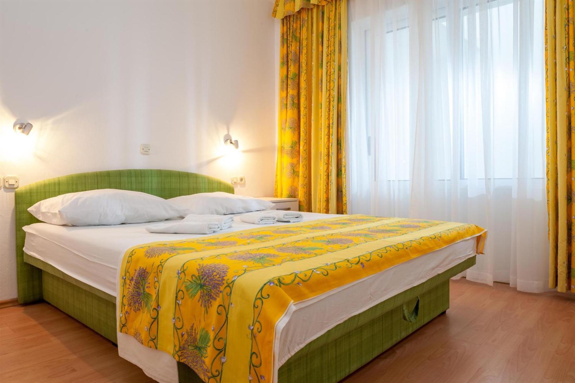 Apartments Leut 80M From The Sea Podgora Room photo