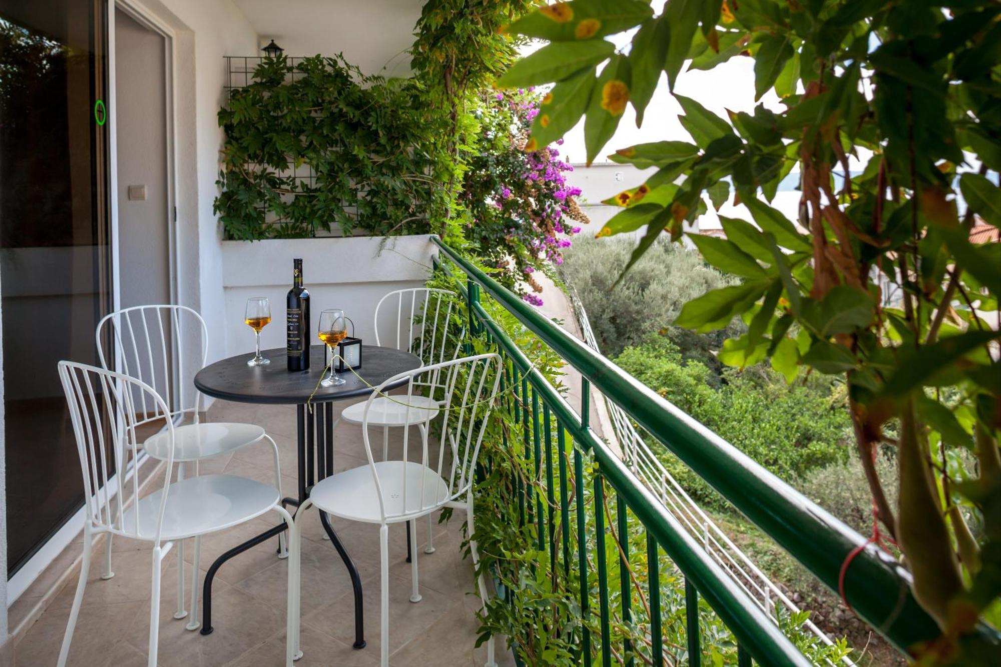 Apartments Leut 80M From The Sea Podgora Room photo